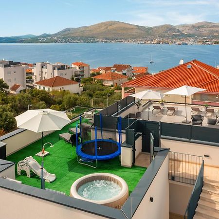 Apartment Alegria In Okrug With Heated Pool, Sea View, Jacuzzi, Wifi トロギール エクステリア 写真