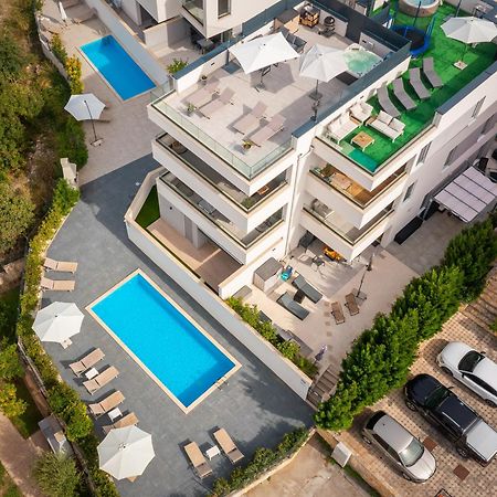 Apartment Alegria In Okrug With Heated Pool, Sea View, Jacuzzi, Wifi トロギール エクステリア 写真