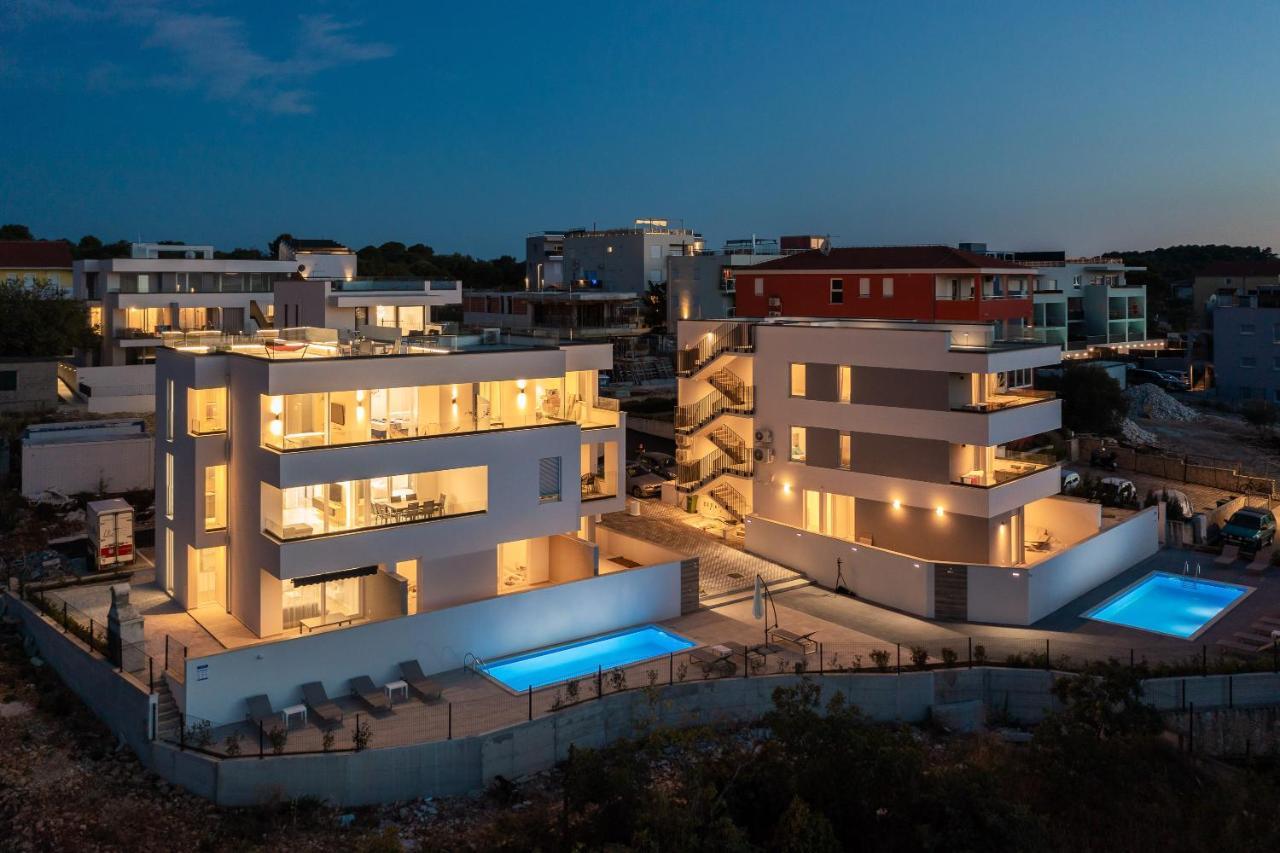Apartment Alegria In Okrug With Heated Pool, Sea View, Jacuzzi, Wifi トロギール エクステリア 写真
