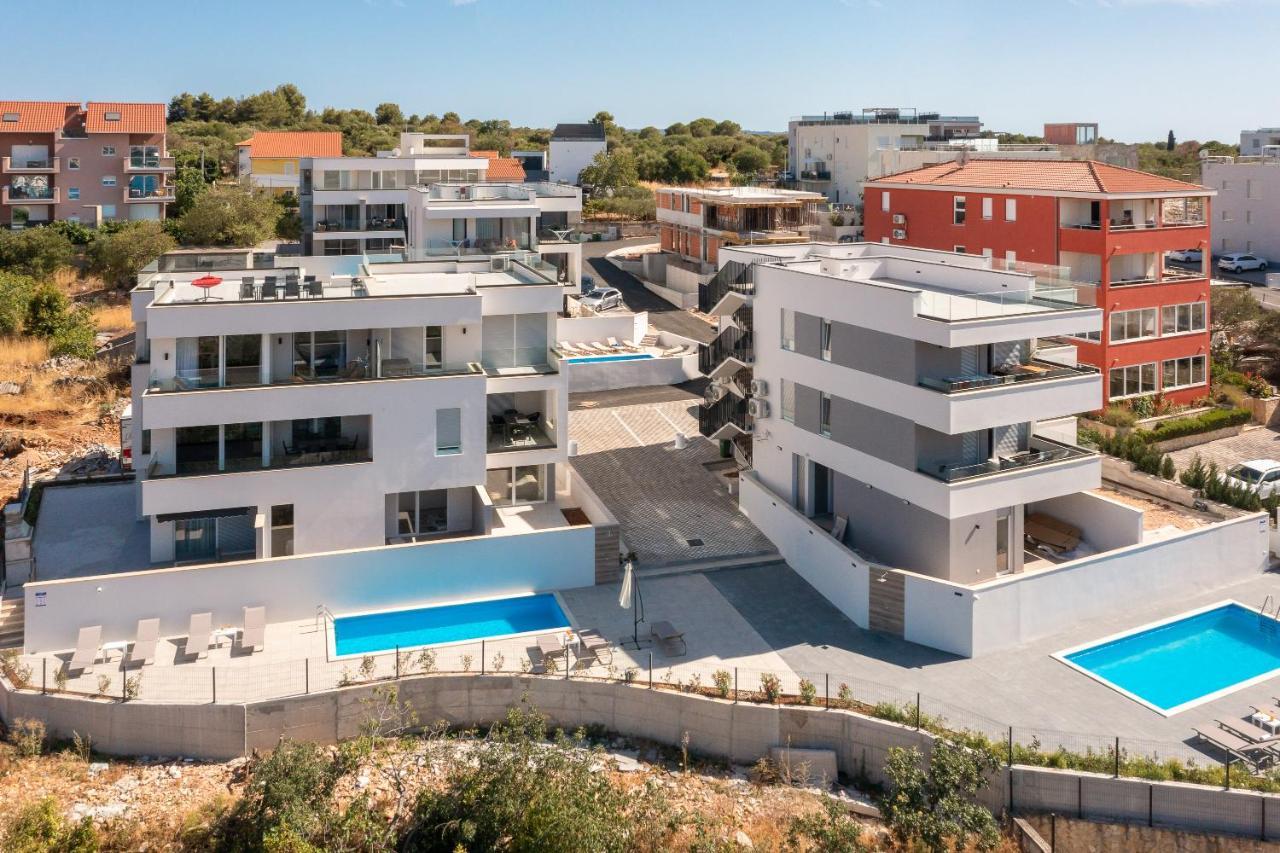 Apartment Alegria In Okrug With Heated Pool, Sea View, Jacuzzi, Wifi トロギール エクステリア 写真