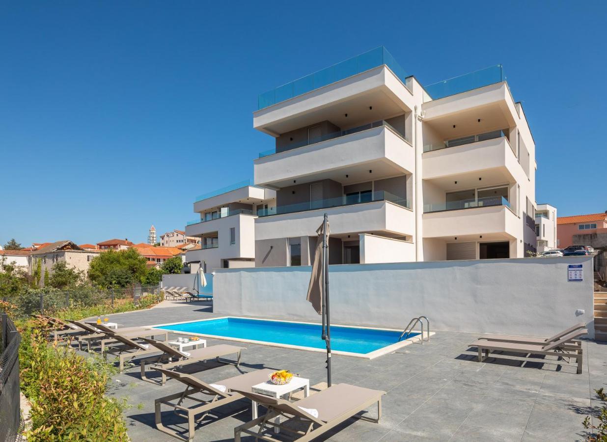 Apartment Alegria In Okrug With Heated Pool, Sea View, Jacuzzi, Wifi トロギール エクステリア 写真