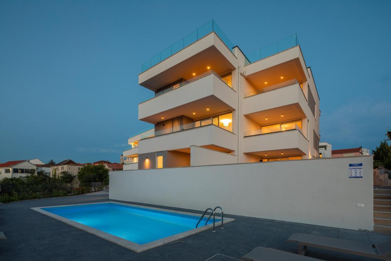 Apartment Alegria In Okrug With Heated Pool, Sea View, Jacuzzi, Wifi トロギール エクステリア 写真