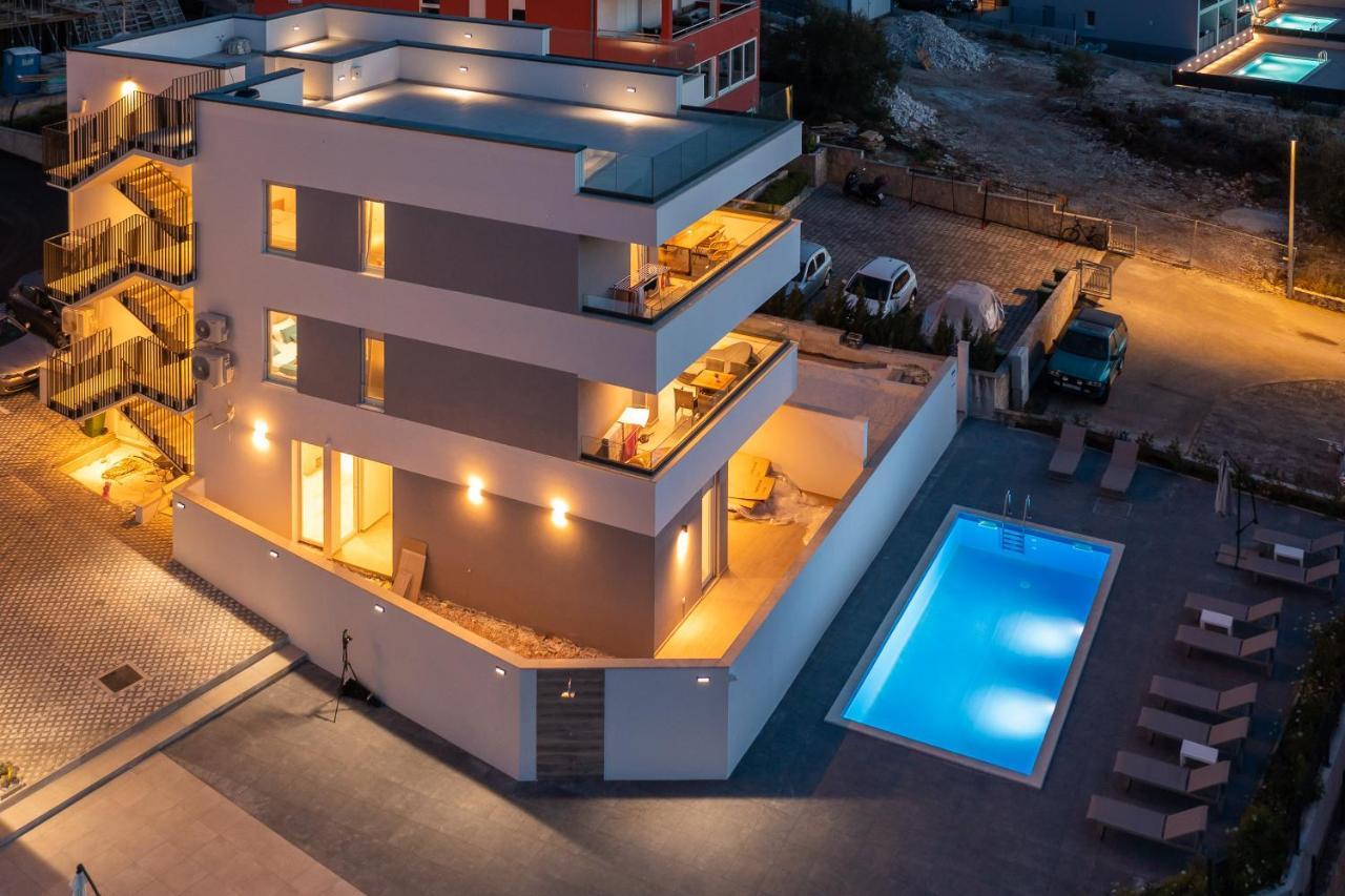 Apartment Alegria In Okrug With Heated Pool, Sea View, Jacuzzi, Wifi トロギール エクステリア 写真