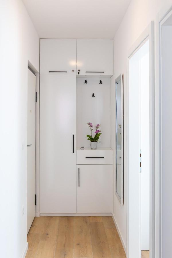 Apartment Alegria In Okrug With Heated Pool, Sea View, Jacuzzi, Wifi トロギール エクステリア 写真