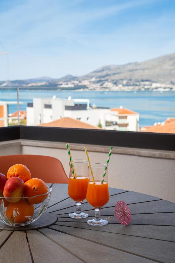 Apartment Alegria In Okrug With Heated Pool, Sea View, Jacuzzi, Wifi トロギール エクステリア 写真
