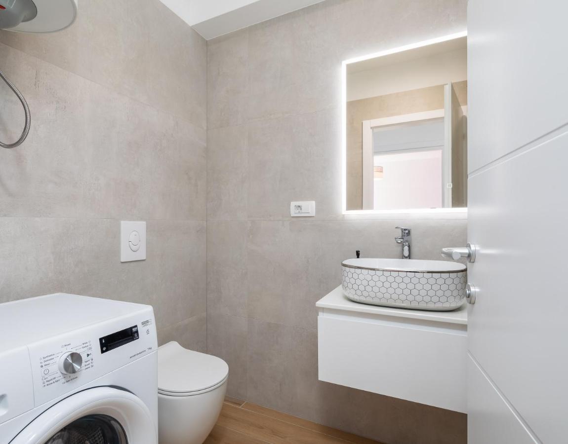 Apartment Alegria In Okrug With Heated Pool, Sea View, Jacuzzi, Wifi トロギール エクステリア 写真
