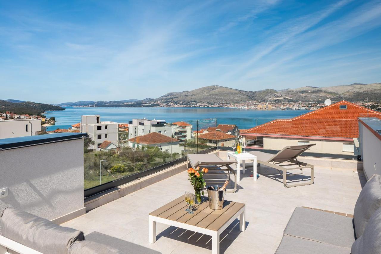 Apartment Alegria In Okrug With Heated Pool, Sea View, Jacuzzi, Wifi トロギール エクステリア 写真
