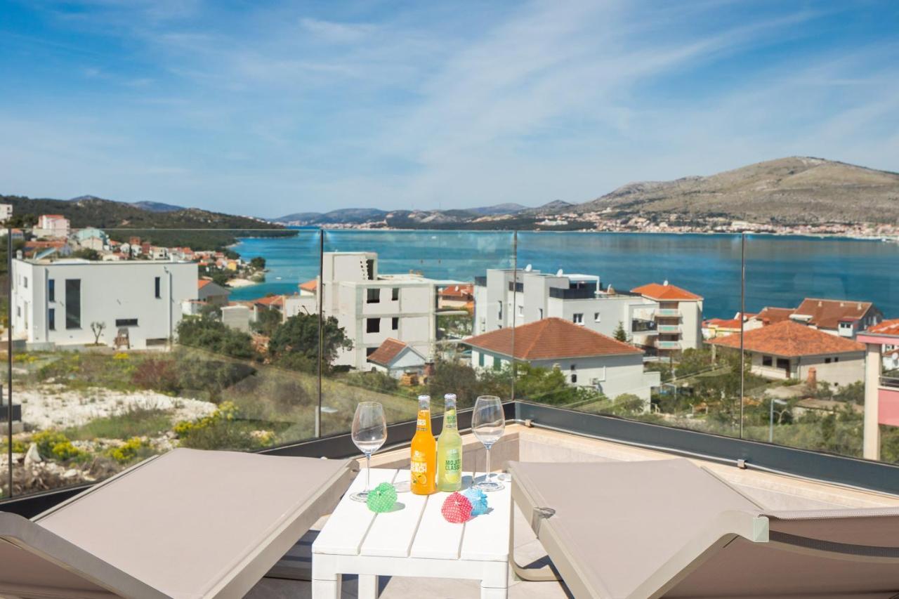 Apartment Alegria In Okrug With Heated Pool, Sea View, Jacuzzi, Wifi トロギール エクステリア 写真