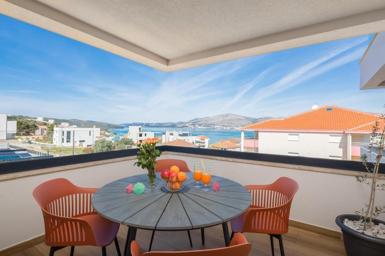 Apartment Alegria In Okrug With Heated Pool, Sea View, Jacuzzi, Wifi トロギール エクステリア 写真
