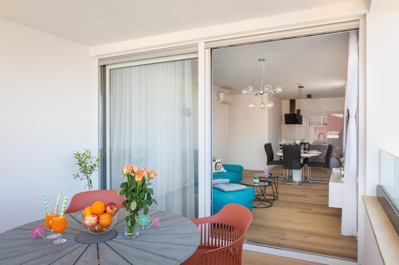 Apartment Alegria In Okrug With Heated Pool, Sea View, Jacuzzi, Wifi トロギール エクステリア 写真