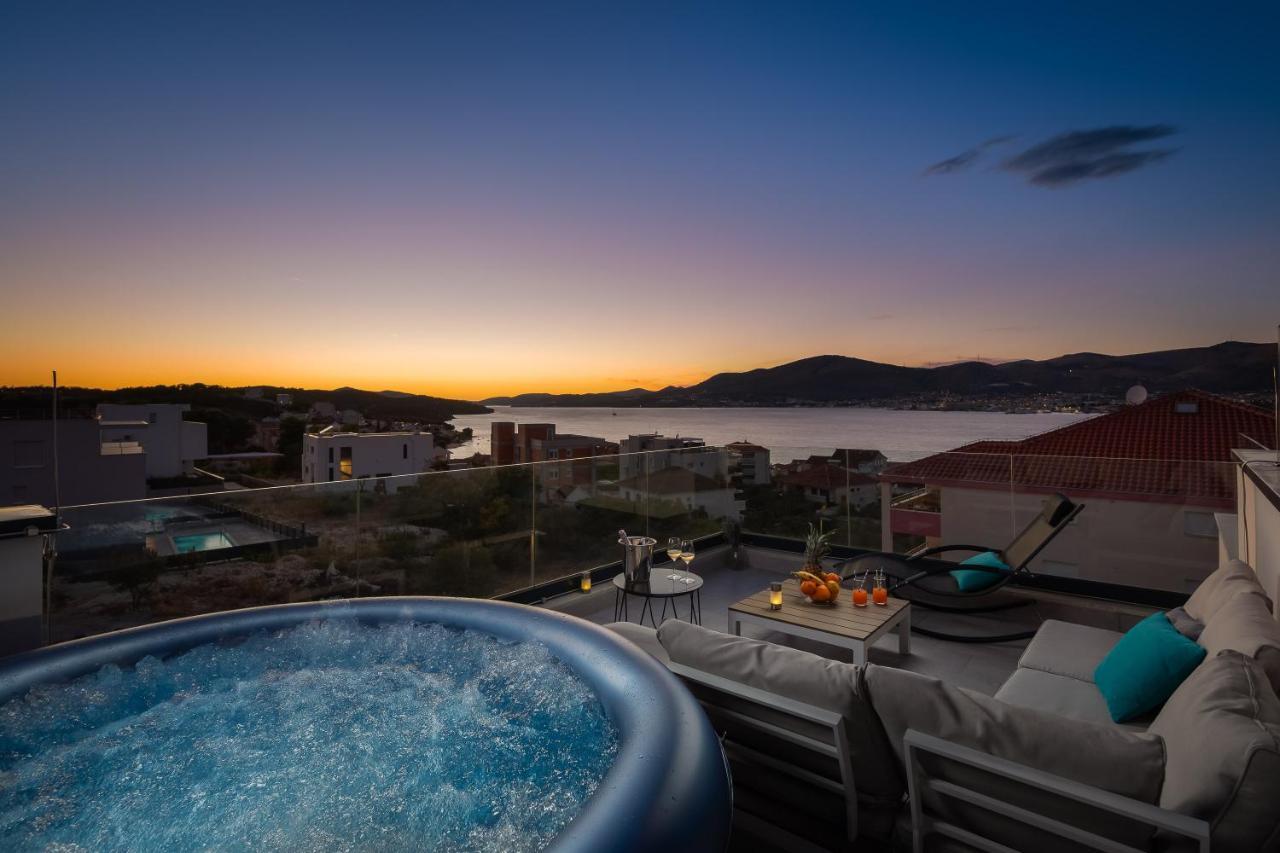 Apartment Alegria In Okrug With Heated Pool, Sea View, Jacuzzi, Wifi トロギール エクステリア 写真