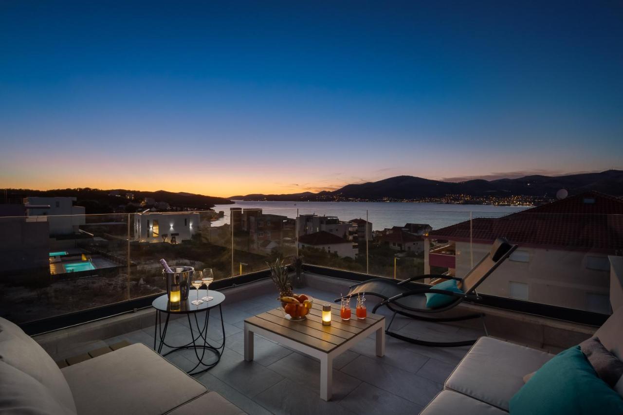 Apartment Alegria In Okrug With Heated Pool, Sea View, Jacuzzi, Wifi トロギール エクステリア 写真